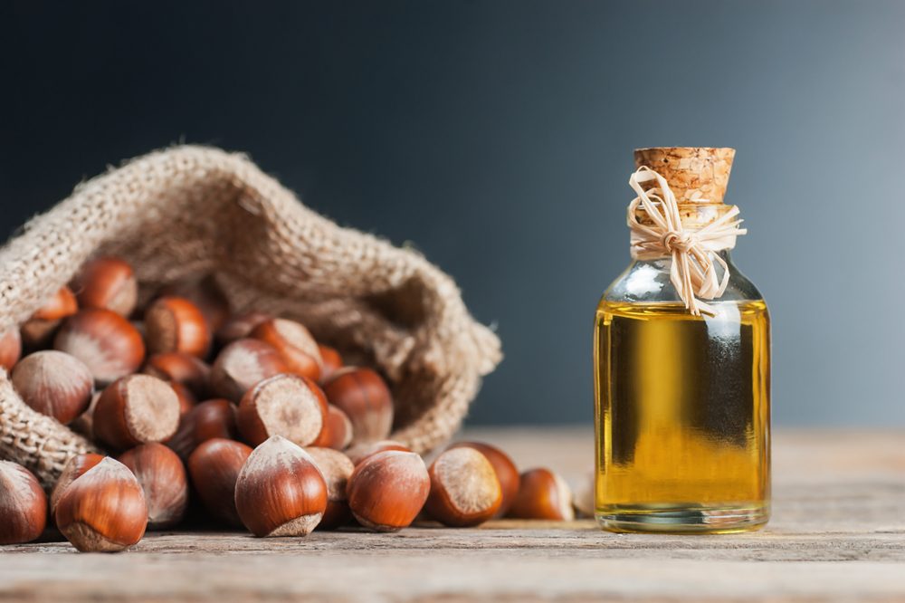مستحضر طبيعي للوقاية من الشمس ومقاومة التجاعيد.. 7 فوائد لزيت البندق عند الاستخدام على البشرة والشعر