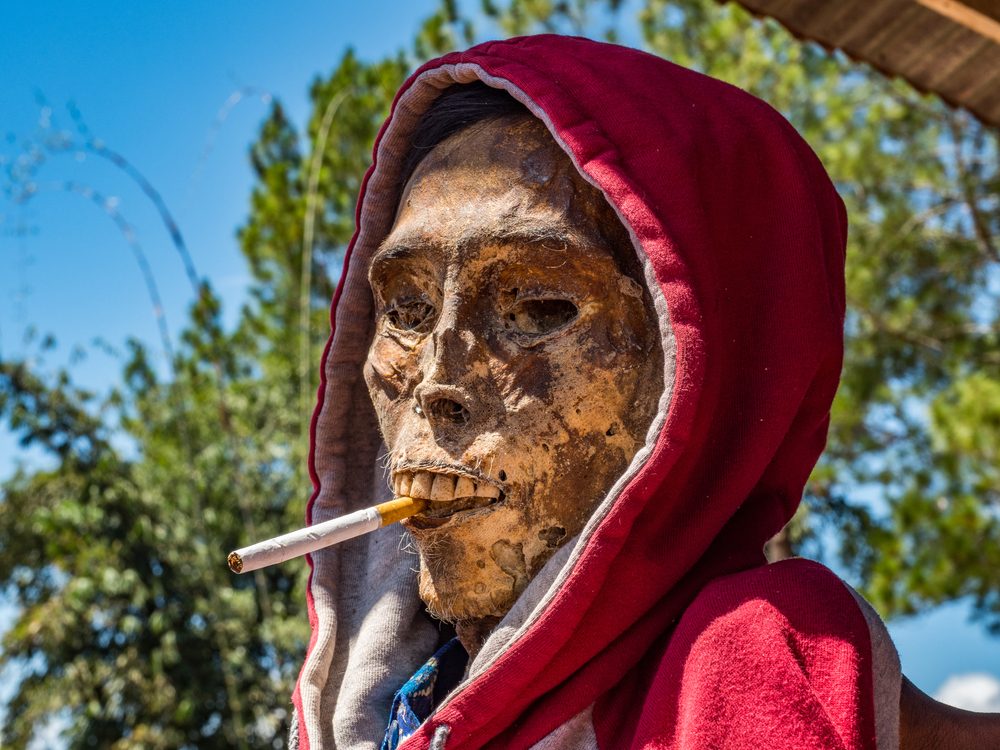 ينبشون القبور ويُخرجون الجثث ويلبسونها ثياباً جديدة ليلتقطوا الصور معها.. طقوس قبيلة توراجا الإندونيسية للاحتفاء بالأسلاف الراحلين