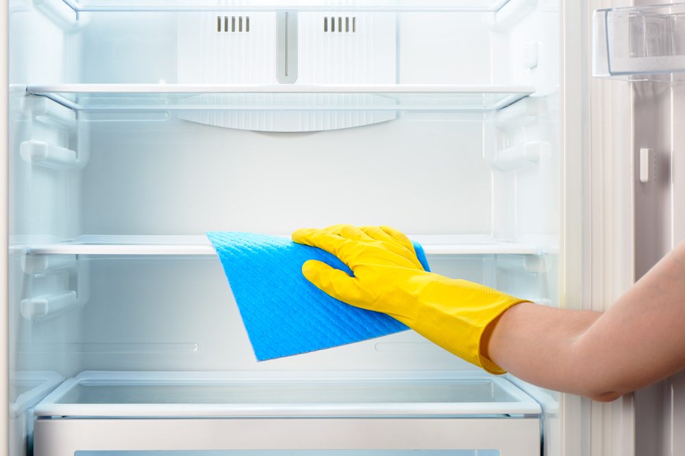 يجب تنظيف الثلاجة كل 6 أشهر كحد أقصى - ShutterStock