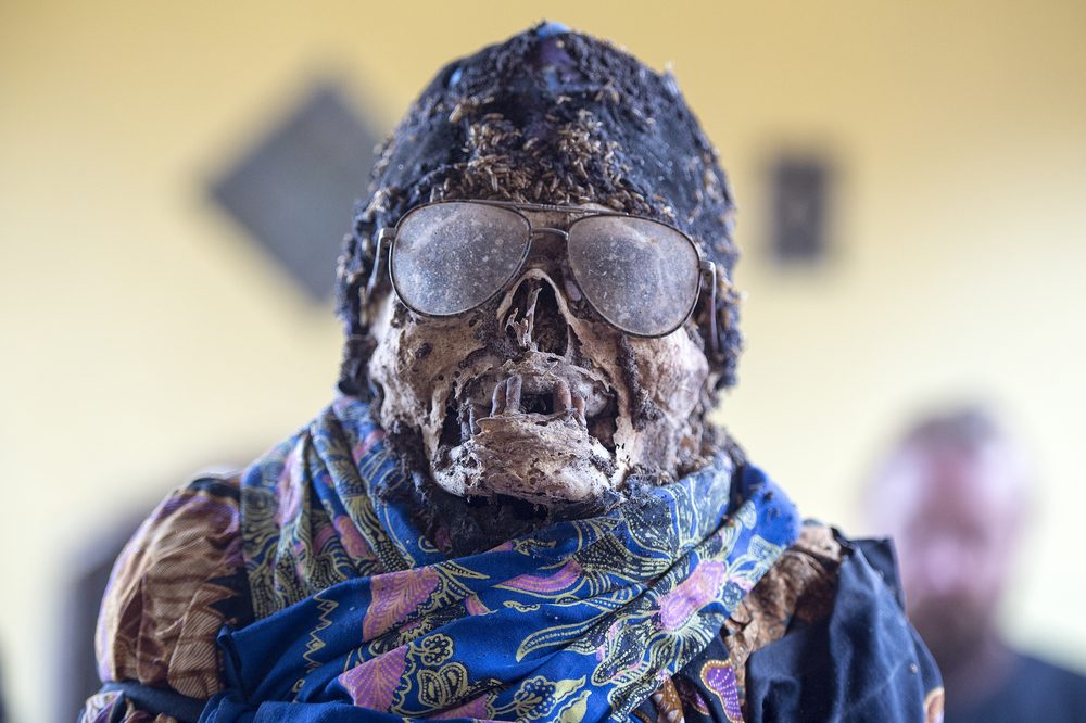 ينبشون القبور ويُخرجون الجثث ويلبسونها ثياباً جديدة ليلتقطوا الصور معها.. طقوس قبيلة توراجا الإندونيسية للاحتفاء بالأسلاف الراحلين