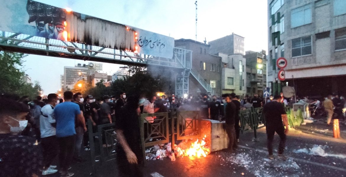الحرس الثوري” والمخابرات يدخلان على خط الاحتجاجات المستمرة بإيران.. ورئيسي يصفها بـ”أعمال فوضى”