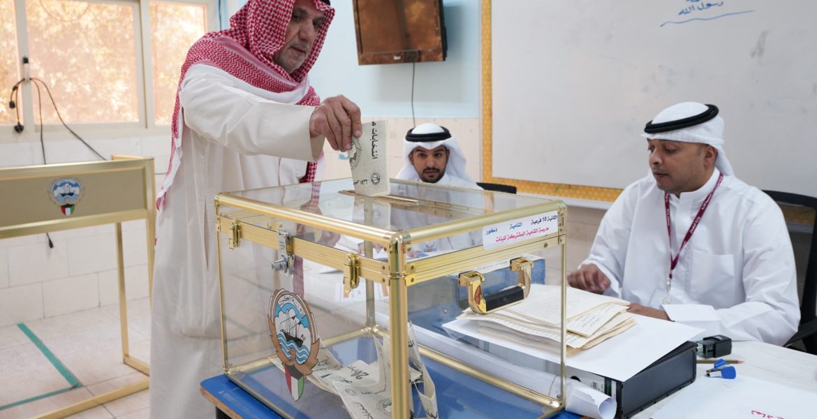 الكويتيون ينتخبون أعضاء جدداً لتمثيلهم بالبرلمان.. انتخابات استثنائية تشارك فيها المعارضة لأول مرة م