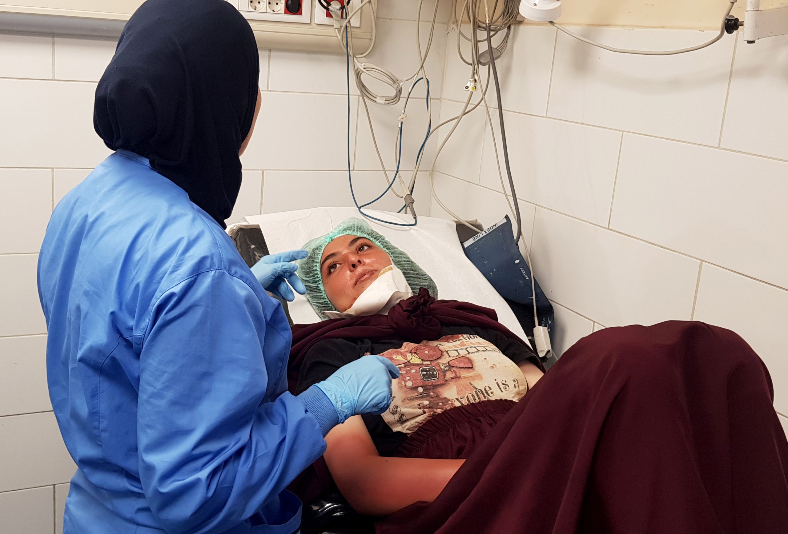 استمرار “نزيف” وفيات “مركب الموت” قبالة سواحل سوريا.. سيدة تفقد جنينها والضحايا في تزايد