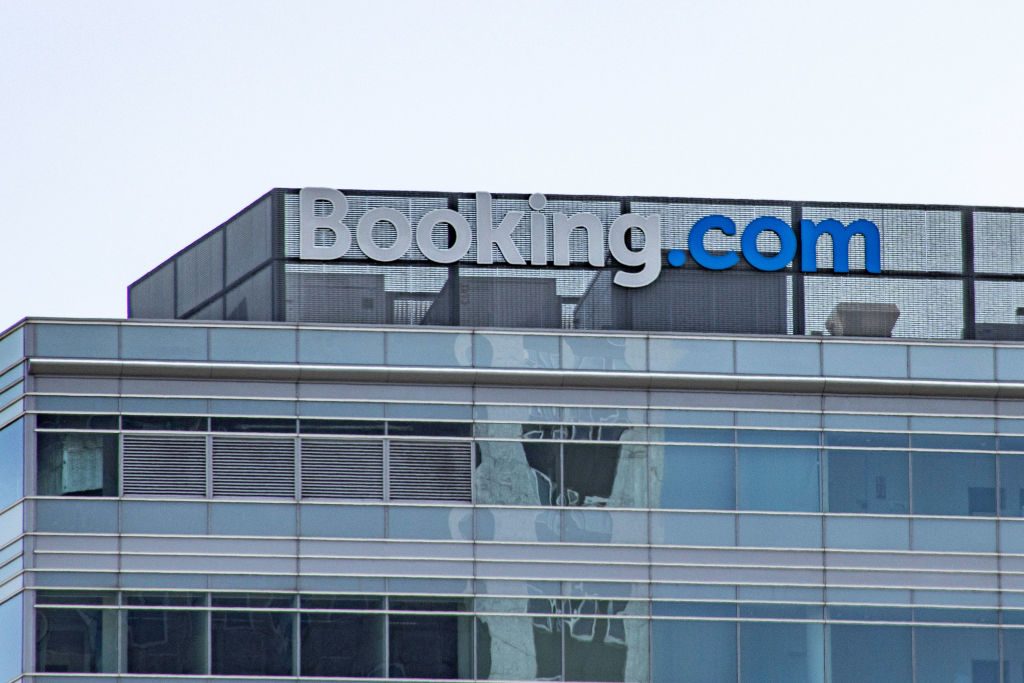 تستعد لحرب دبلوماسية! إسرائيل تهدد “Booking” إن أقدمت على خطوتها ضد المستوطنات في الضفة الغربية