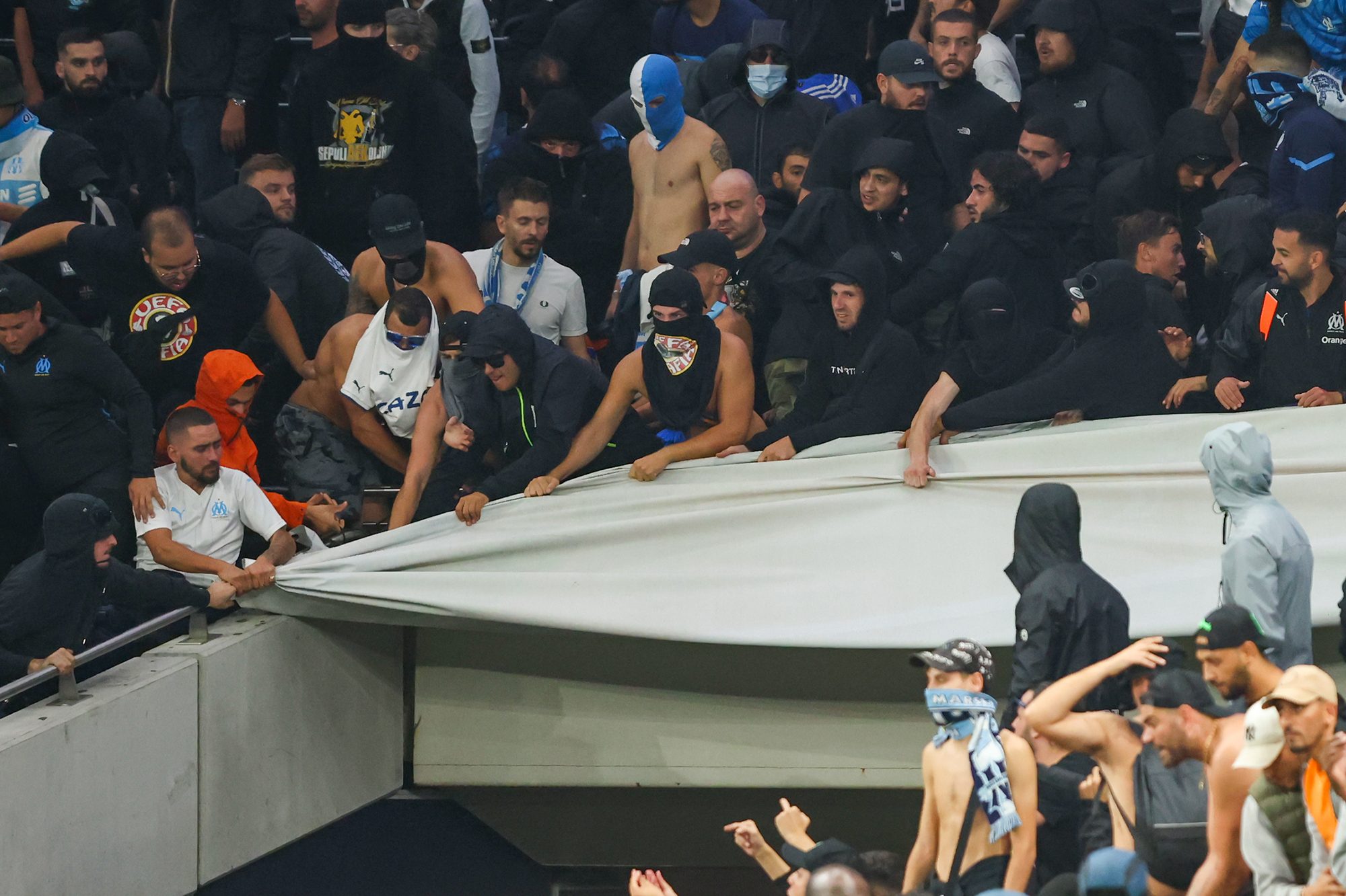 جماهير مارسيليا تمزق لافتة دعم المثليين - gettyimages
