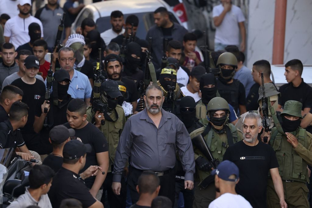 “يا فلذة كبدي إني راضٍ عنك”.. فيديو مؤثر لوالد شهيد فلسطيني يبكي ابنه الذي قتلته إسرائيل