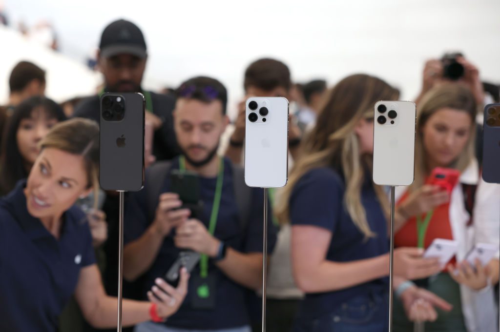 أبل تعرض هاتفها الجديد “iphone 14”.. بإمكانه الاتصال بالأقمار الصناعية لطلب النجدة، وهذه مميزاته (فيديو)
