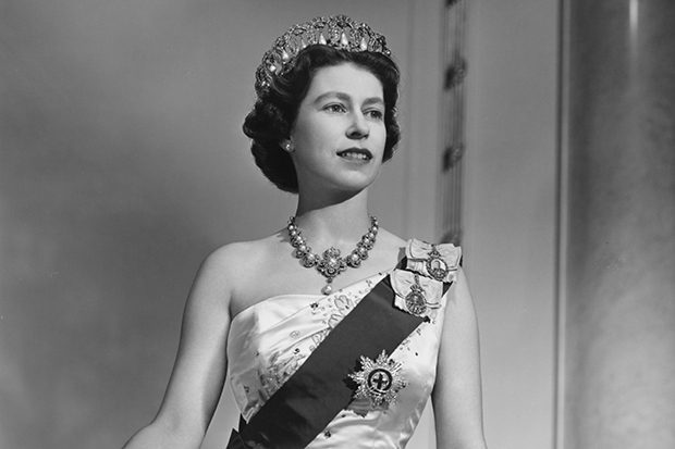 إليزابيث الثانية.. ارتدت تاج بريطانيا قبل الأوان وصنعت تاريخاً استثنائياً للعائلة الملكية