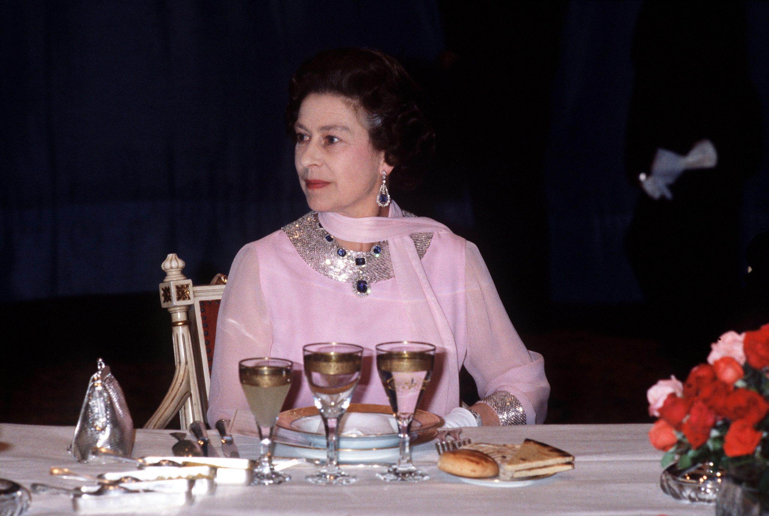 الملكة اليزابيث في مأدبة عشاء في الجزائر سنة 1980|gettyimages