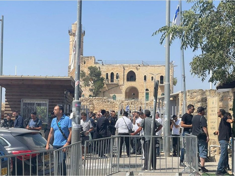 القرية تتعرض لاقتحامات المستوطنين بدعم شرطة الاحتلال- عربي بوست