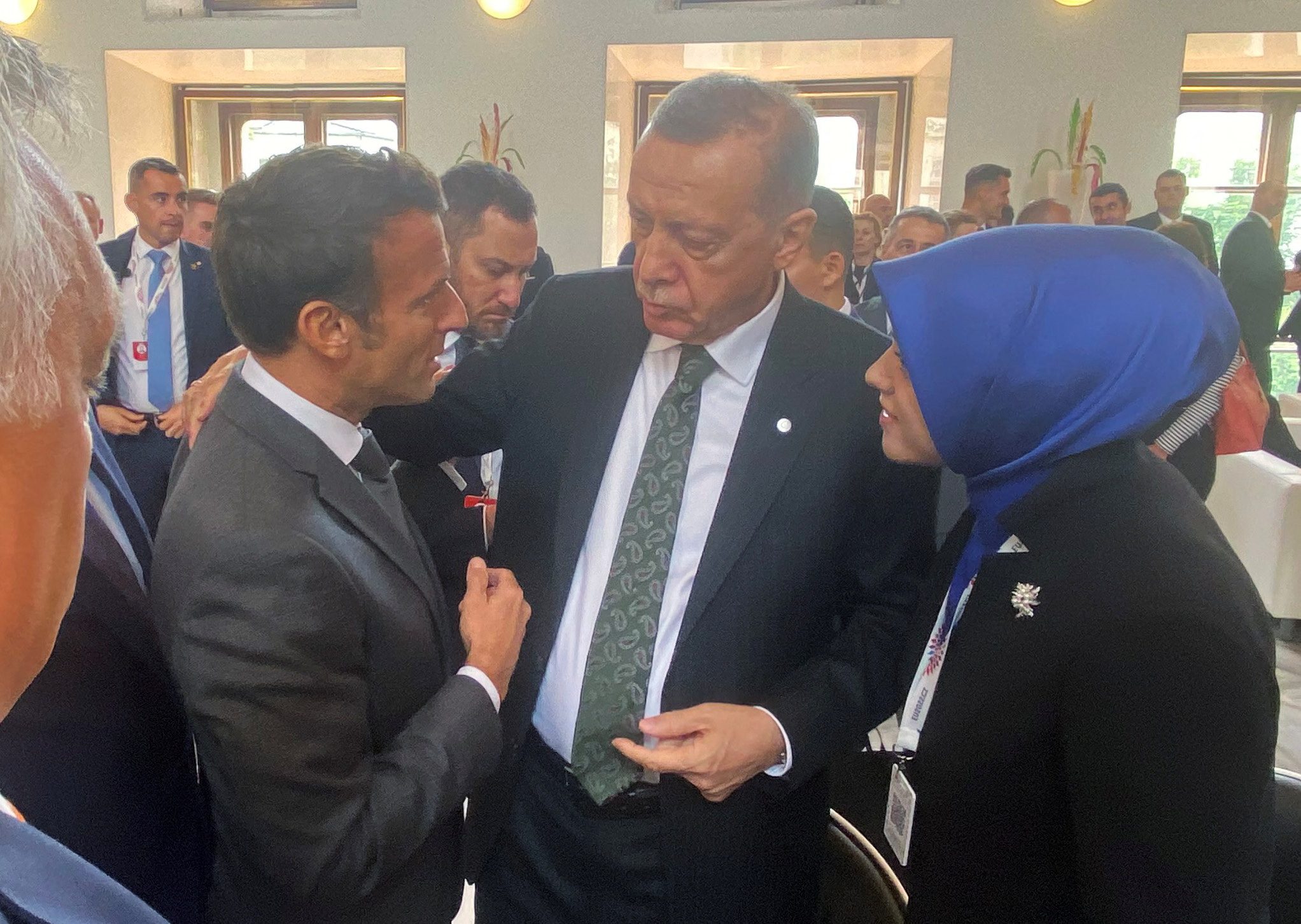 عرض غريب من أردوغان يثير ضحك ماكرون: “تعال لنضمّك إلينا”!.. فيديو يوثق حديثاً طريفاً دار بينهما