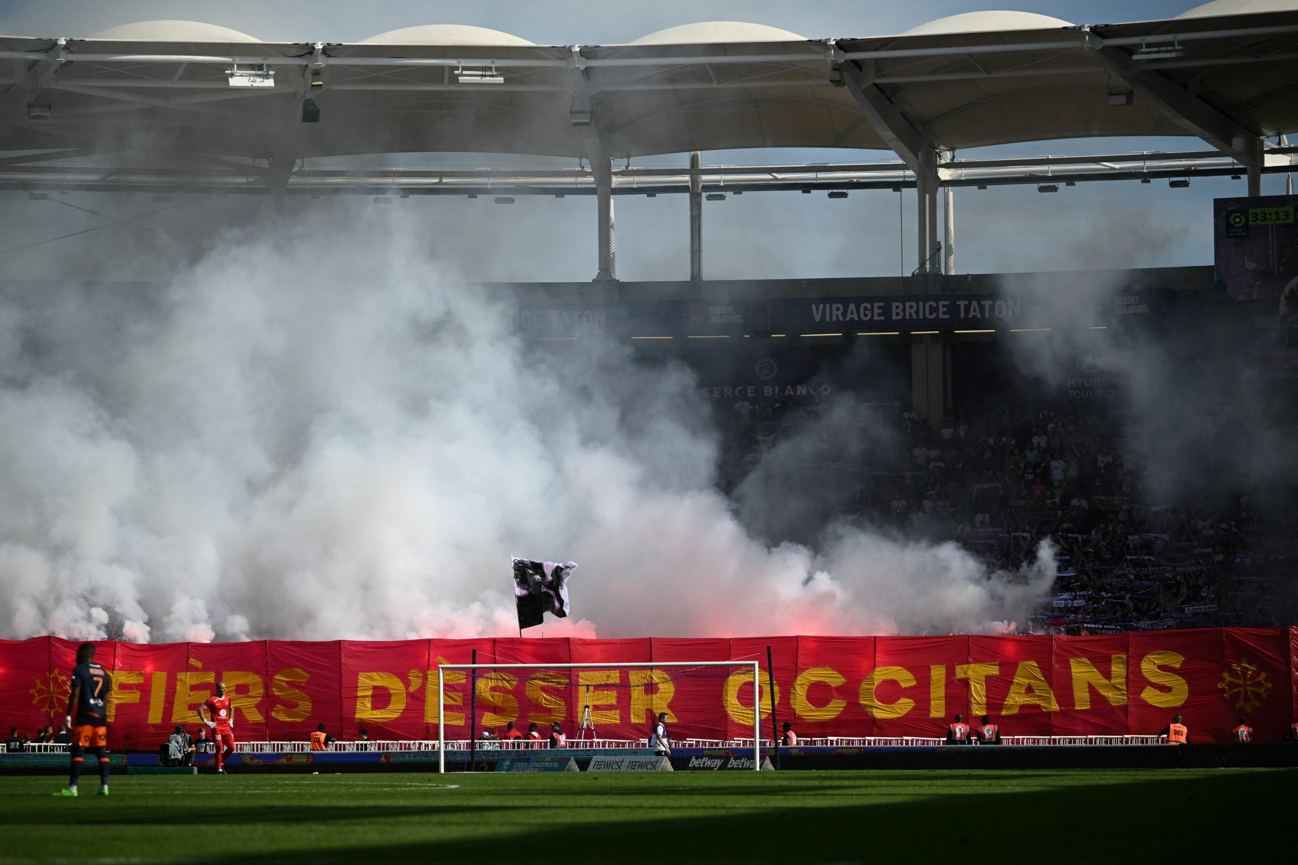 قنابل غاز" تتسبب في إيقاف مباراة بالدوري الفرنسي - gettyimages