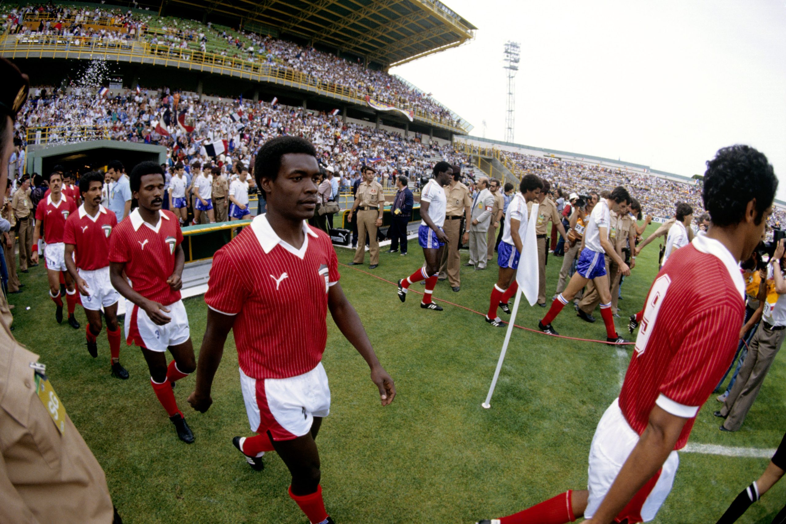 Getty Images/ المنتخب الكويتي واجه المنتخب الفرنسي في ثاني مبارياته في كأس العالم 1982