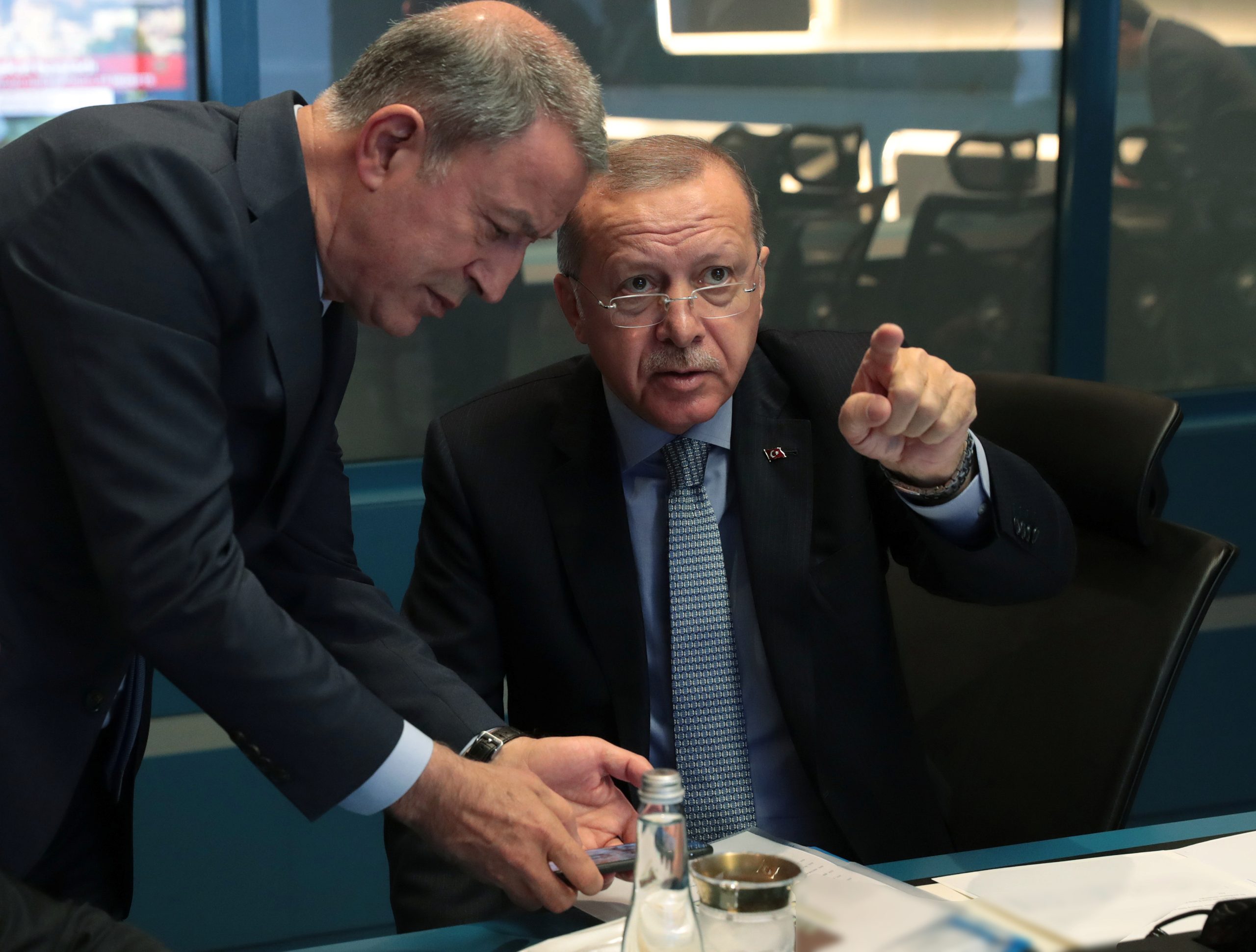 الرئيس التركي رجب طيب أردوغان ووزير دفاعه أكار/ رويترز