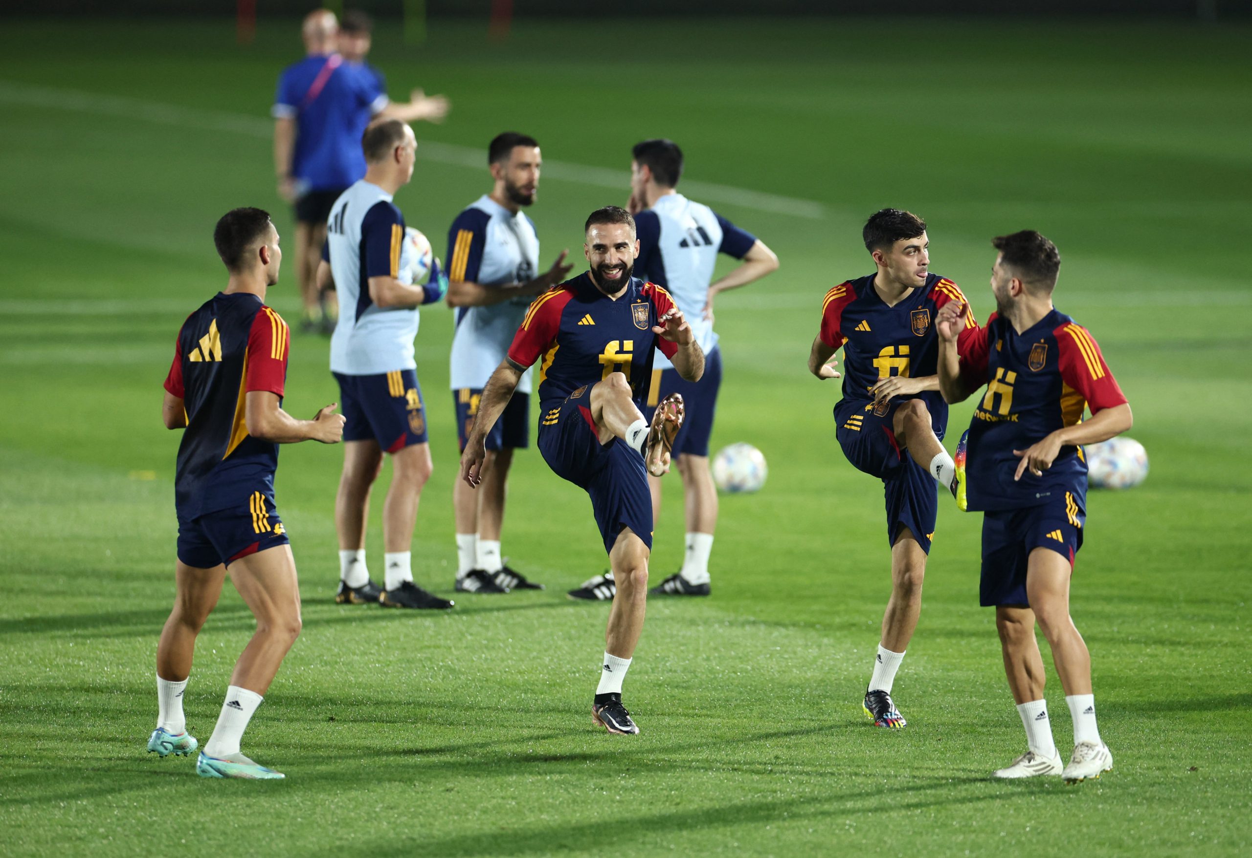 تدريبات منتخب إسبانيا في الدوحة (رويترز)