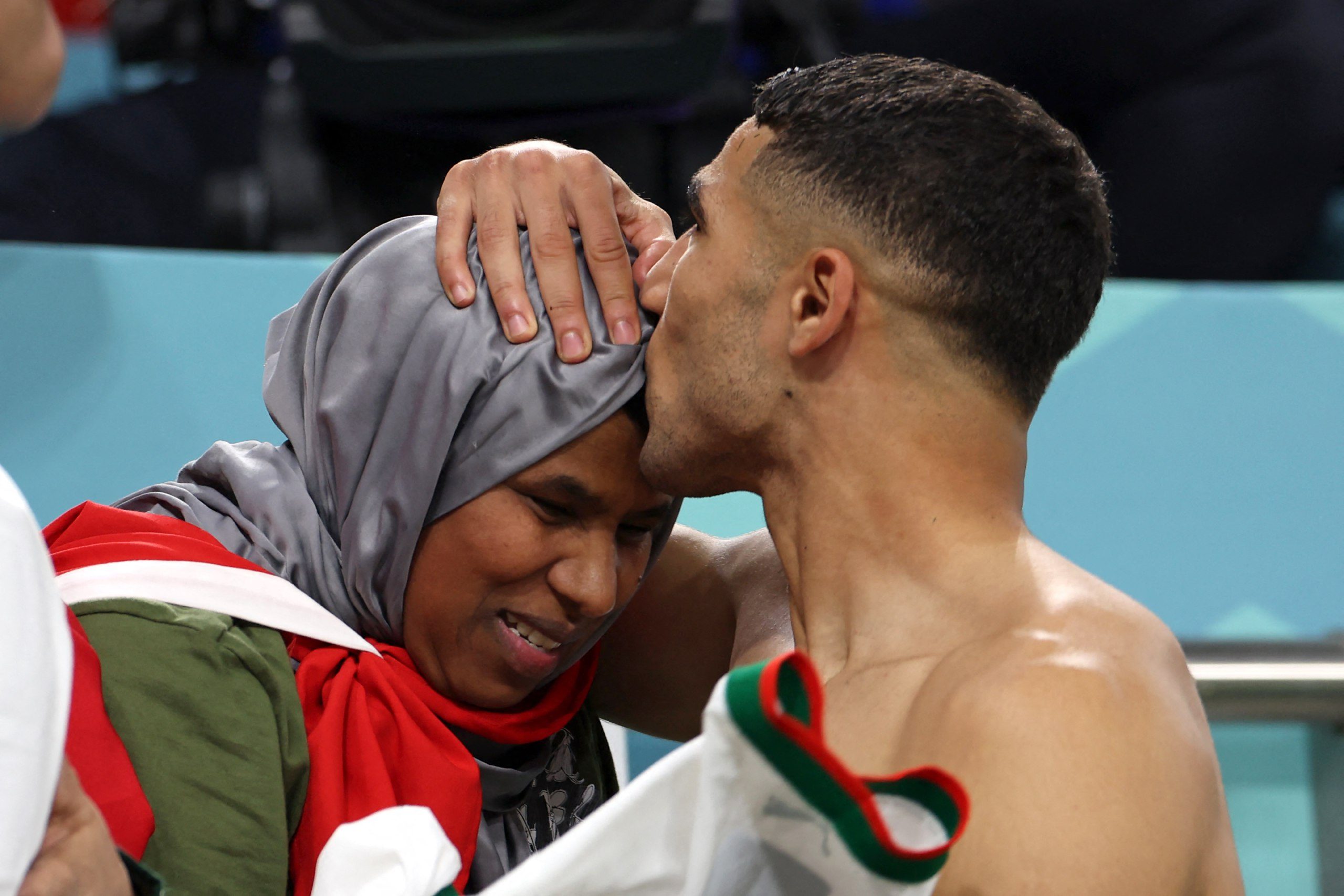 عناق أشرف حكيمي ووالدته بعد فوز المغرب على بلجيكا - gettyimages