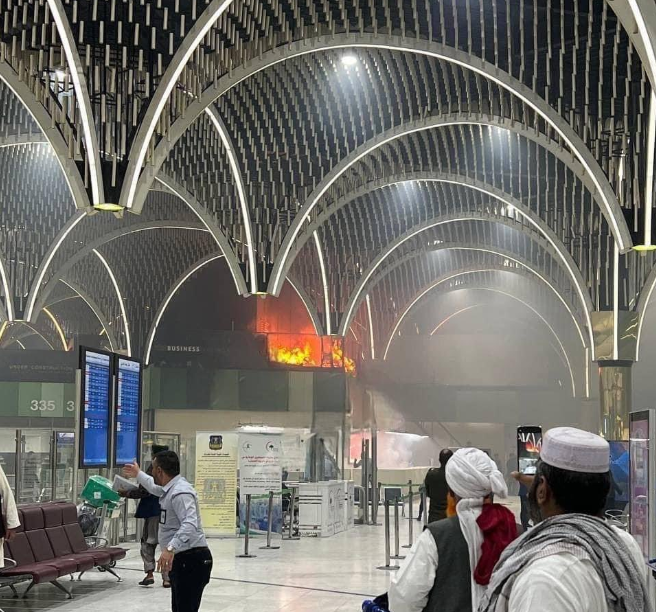 إخماد حريق في مطار بغداد الدولي.. فيديو لنيران تشتعل بصالة المغادرة وتثير رعب المسافرين