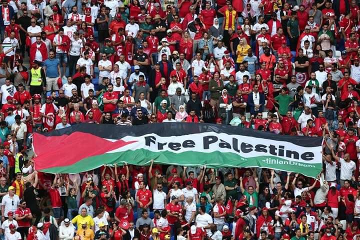 رُفعت الأعمال الفلسطينة في مباراة المنتخب التونسية (مواقع التواصل الاجتماعي)