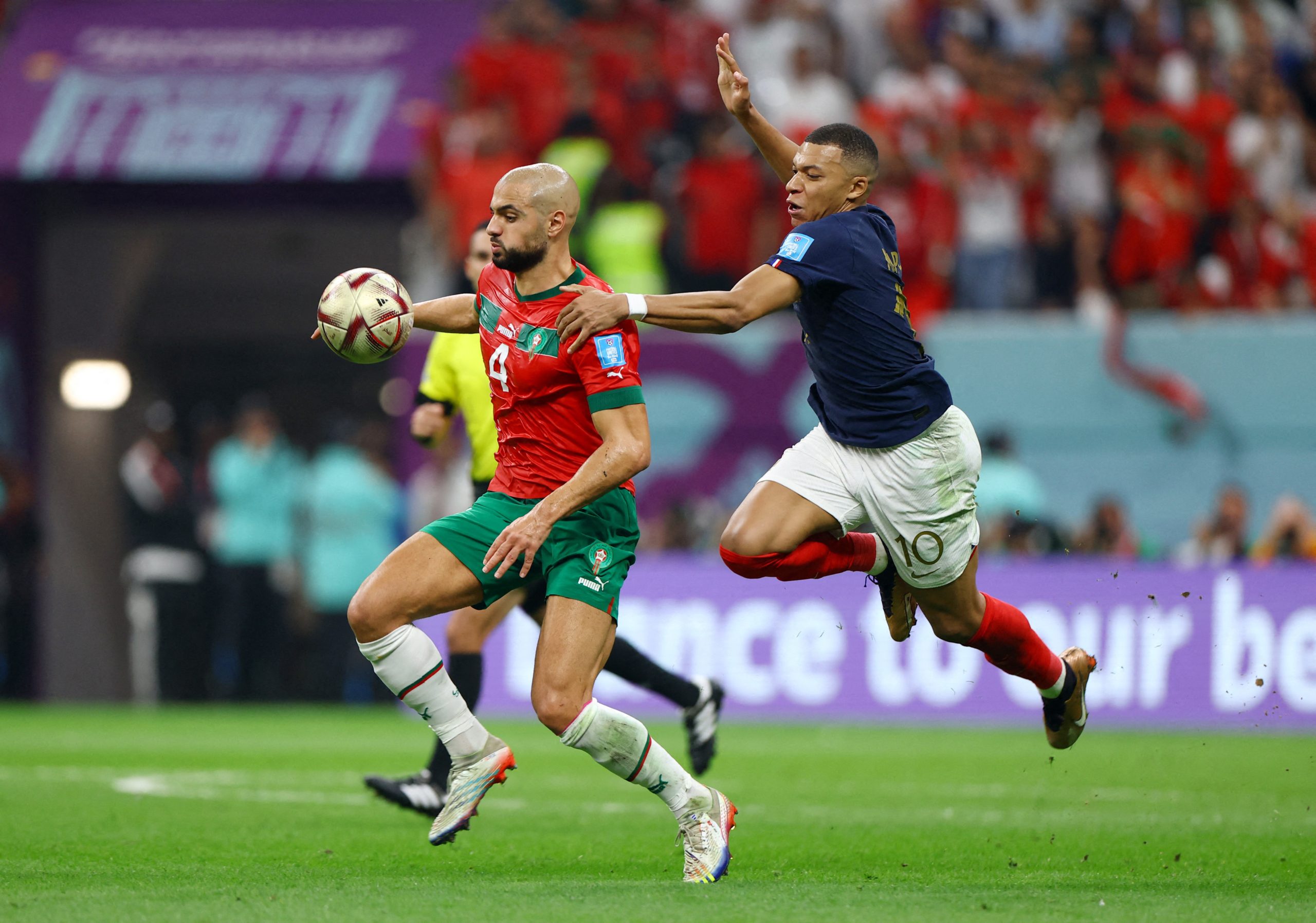 باريس سان جيرمان يُزاحم ليفربول.. الفريقان يتنافسان على ضمّ سفيان أمرابط نجم منتخب المغرب