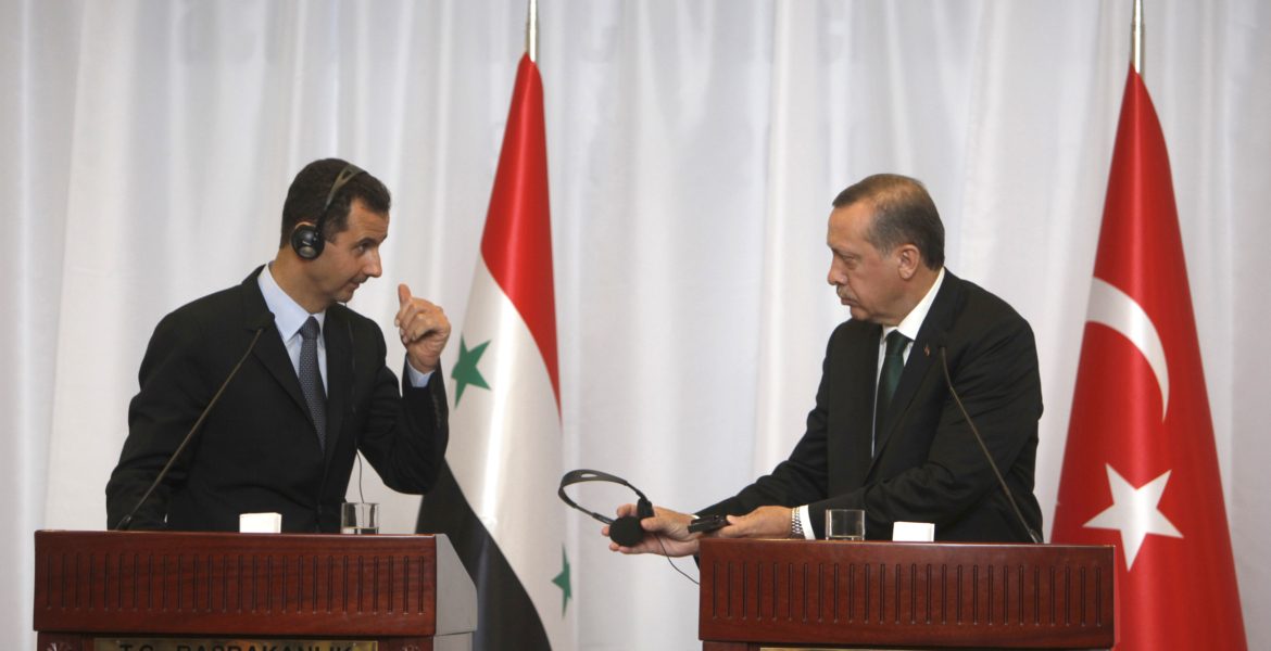 الرئيس التركي رجب طيب أردوغان، حينما كان رئيسا للوزراء، مع رئيس النظام السوري بشار الأسد في قمة بإسطنبول 2010/ رويترز