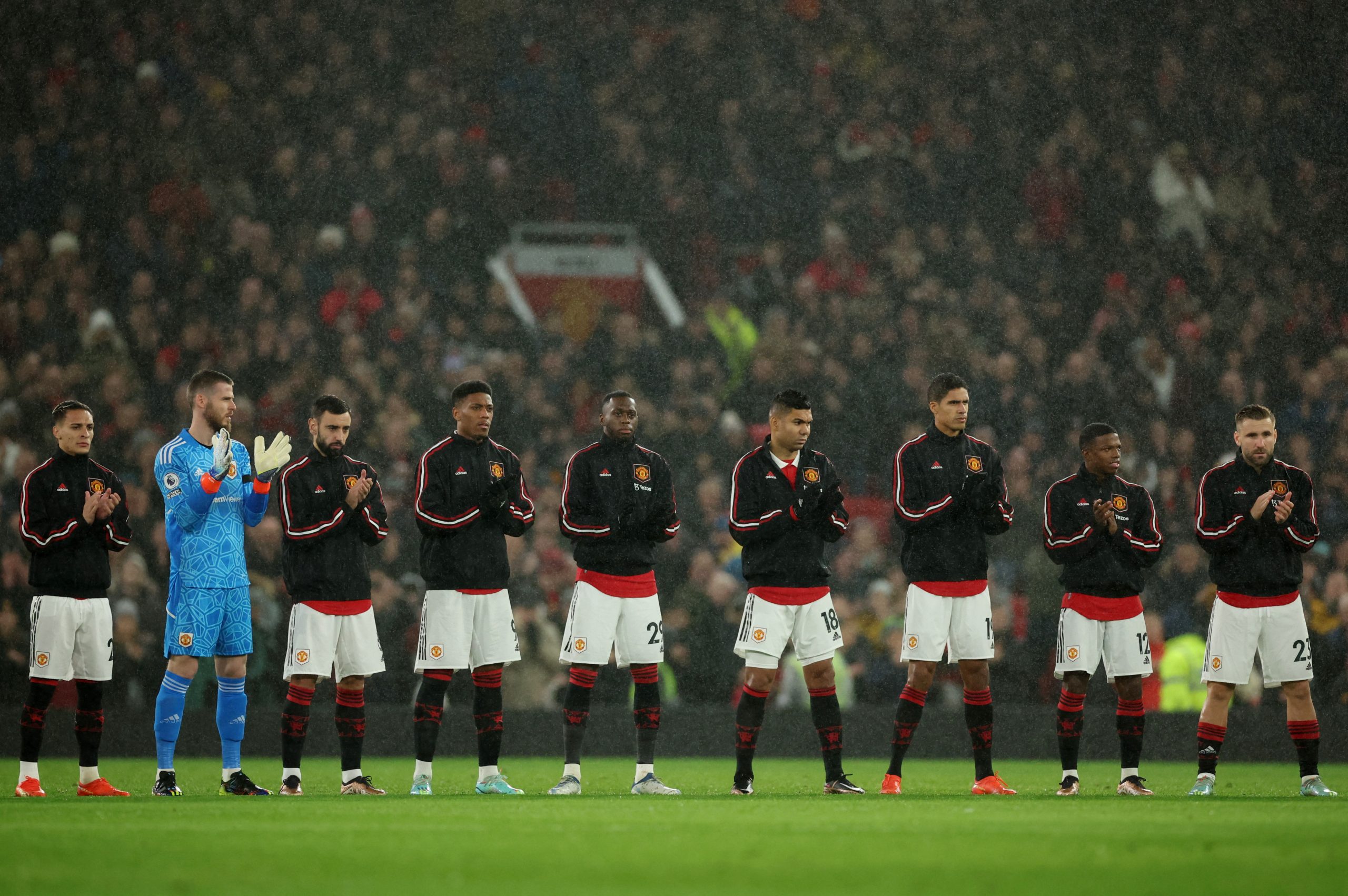 لاعب هاوٍ في تشكيلة مانشستر يونايتد (رويترز)