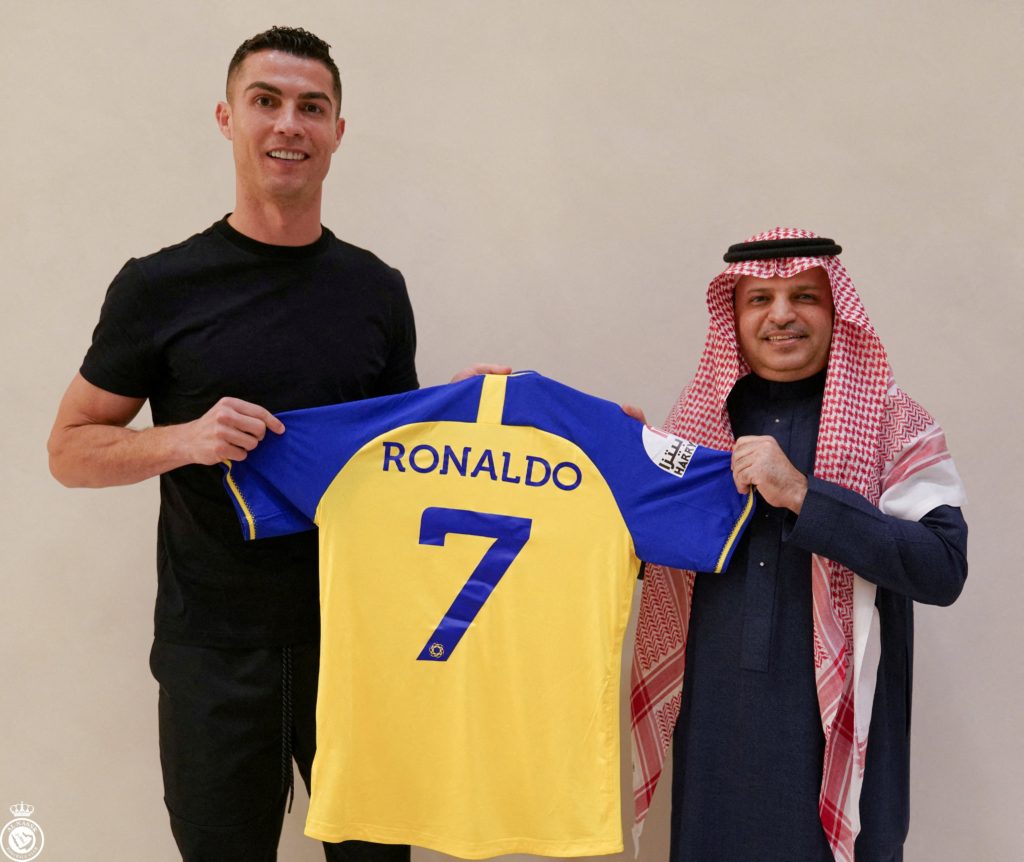 رونالدو برفقة رئيس نادي النصر (رويترز)