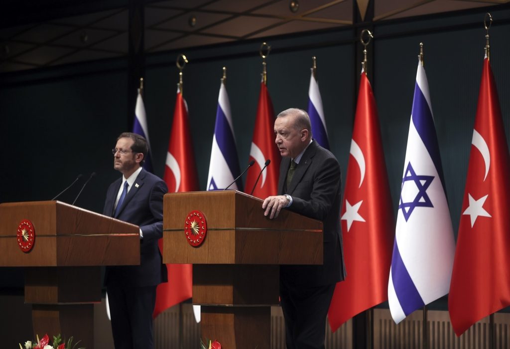 الرئيس التركي رجب طيب أردوغان والرئيس الإسرائيلي إسحق هرتسوغ/ الأناضول