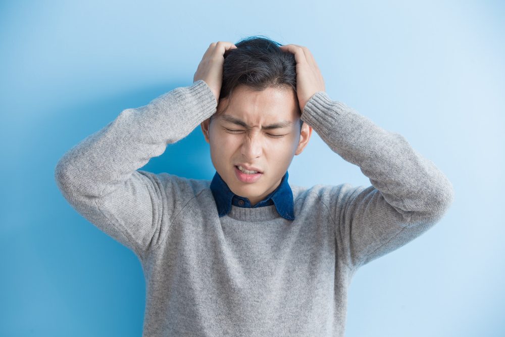 الصداع النصفي يمكن أن يعطل حياة الشخص الطبيعية - ShutterStock