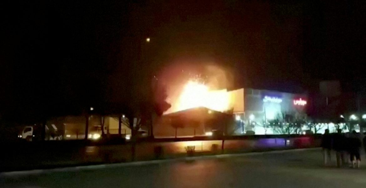 صور من الهجوم الذي تعرض لها مصنع عسكري في إيران - رويترز<br>