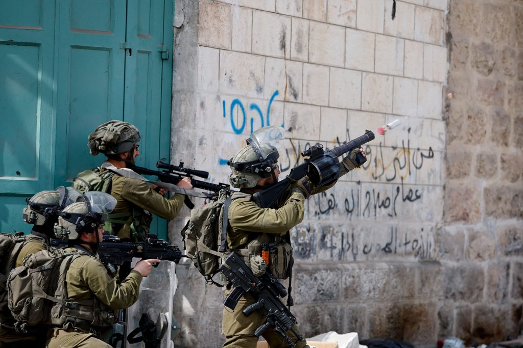 جنود إسرائيليون خلال اقتحام في جنين بالضفة الغربية/رويترز