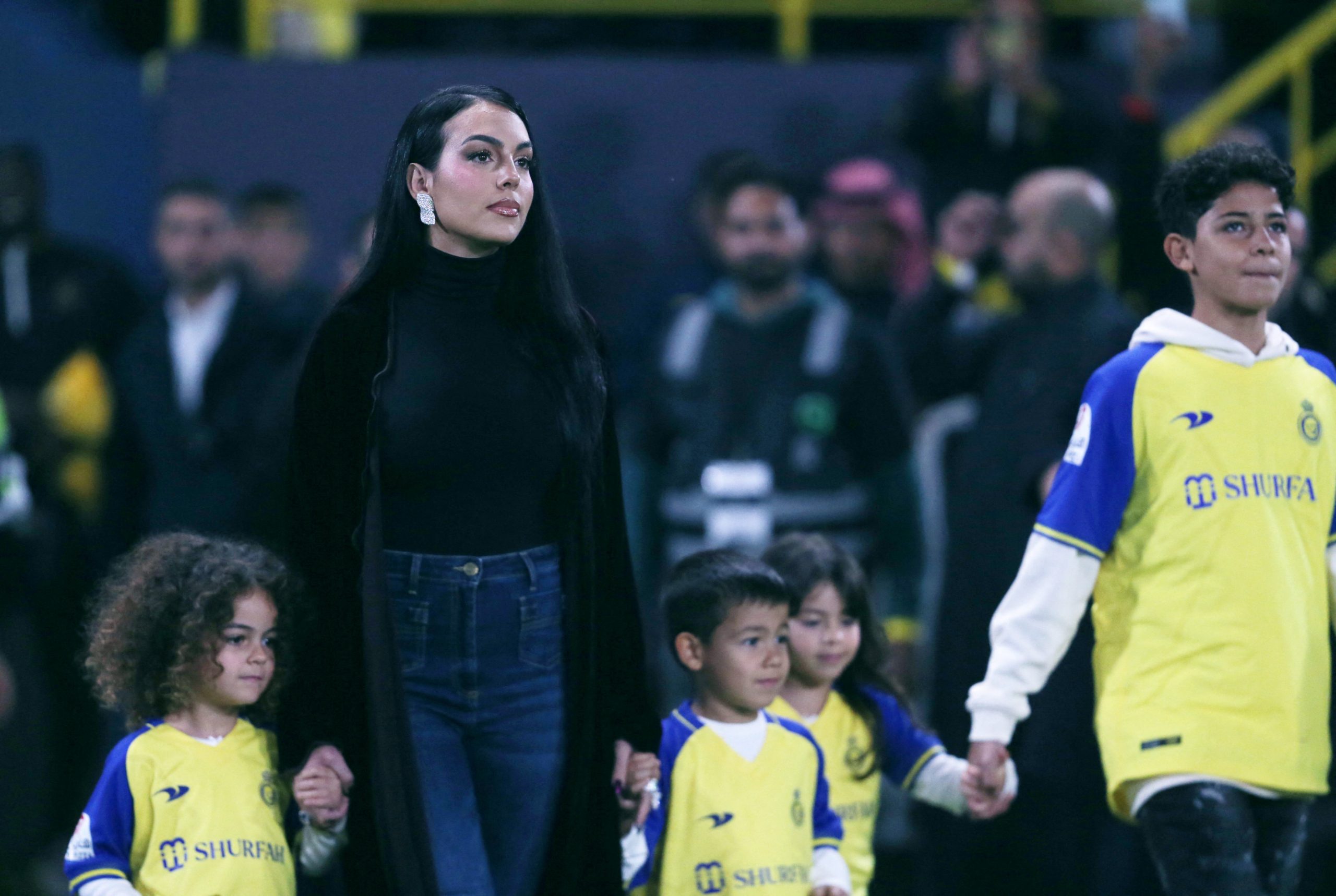 نجل رونالدو يرقص بقميص برشلونة (رويترز)