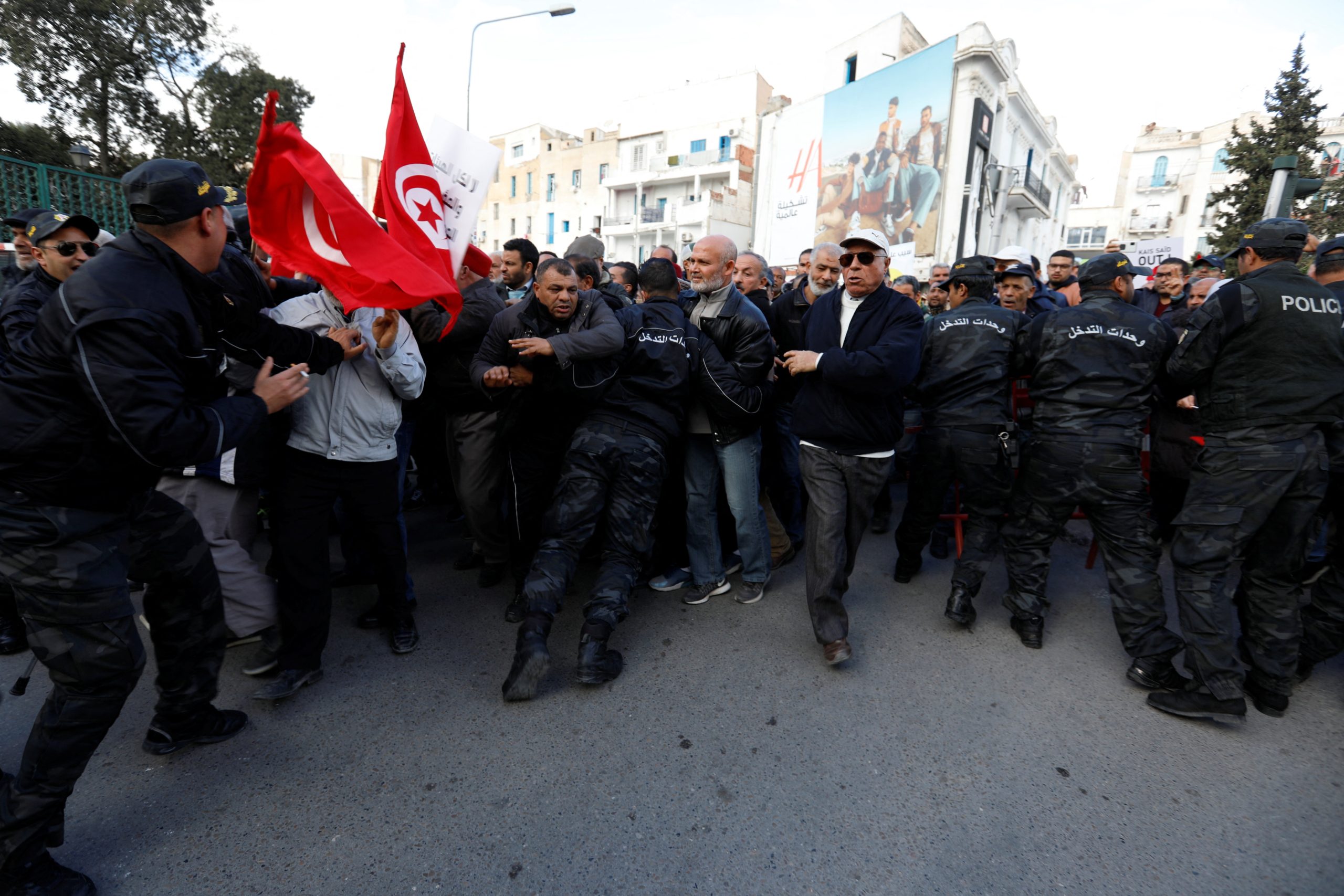 العفو الدولية” تضغط على تونس للإفراج عن معارضين لقيس سعيد.. طالبت بإسقاط أحكام عسكرية صدرت ضد مدنيين