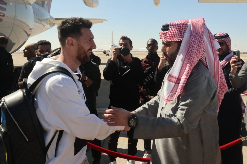 صورة تركي آل الشيخ مع ميسي تثير تفاعلاً كبيراً (رويترز)