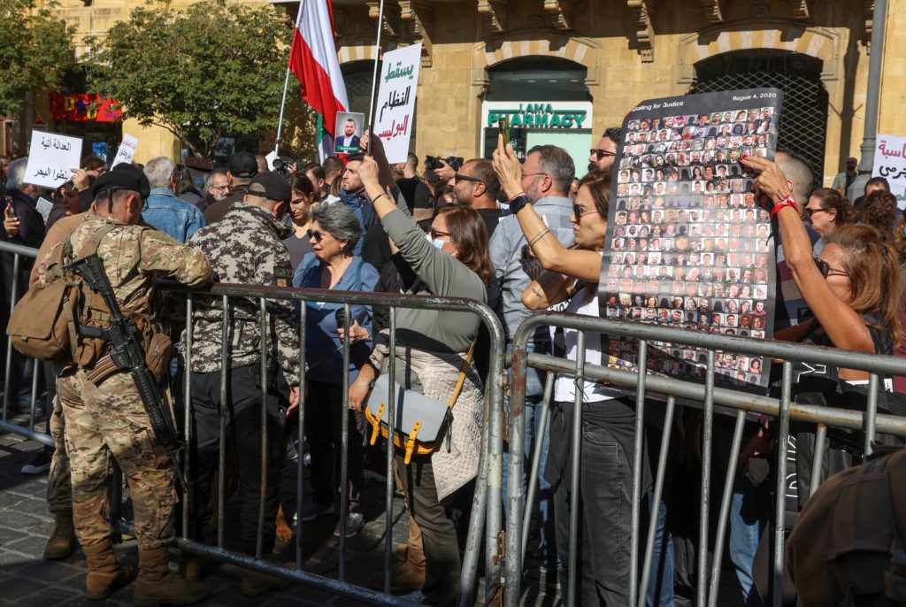 مظاهرات أسر ضحايا انفجار مرفأ بيروت ضد قرار النائب العام غسان عويدات في لبنان