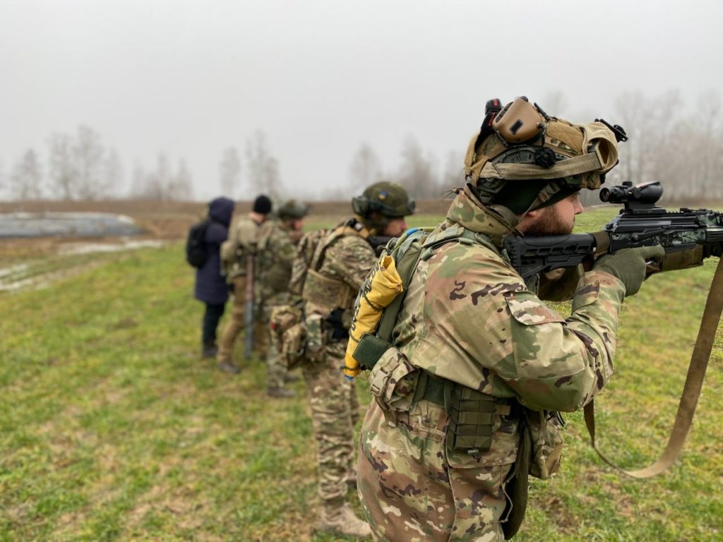 مقاتلون من مقاتلي النخبة من مجموعة موزارت الأمريكية يقومون بتدريب جنود أوكرانيين لمواجهة القوات الروسية/ (مجموعة موزارات: تليغرام)