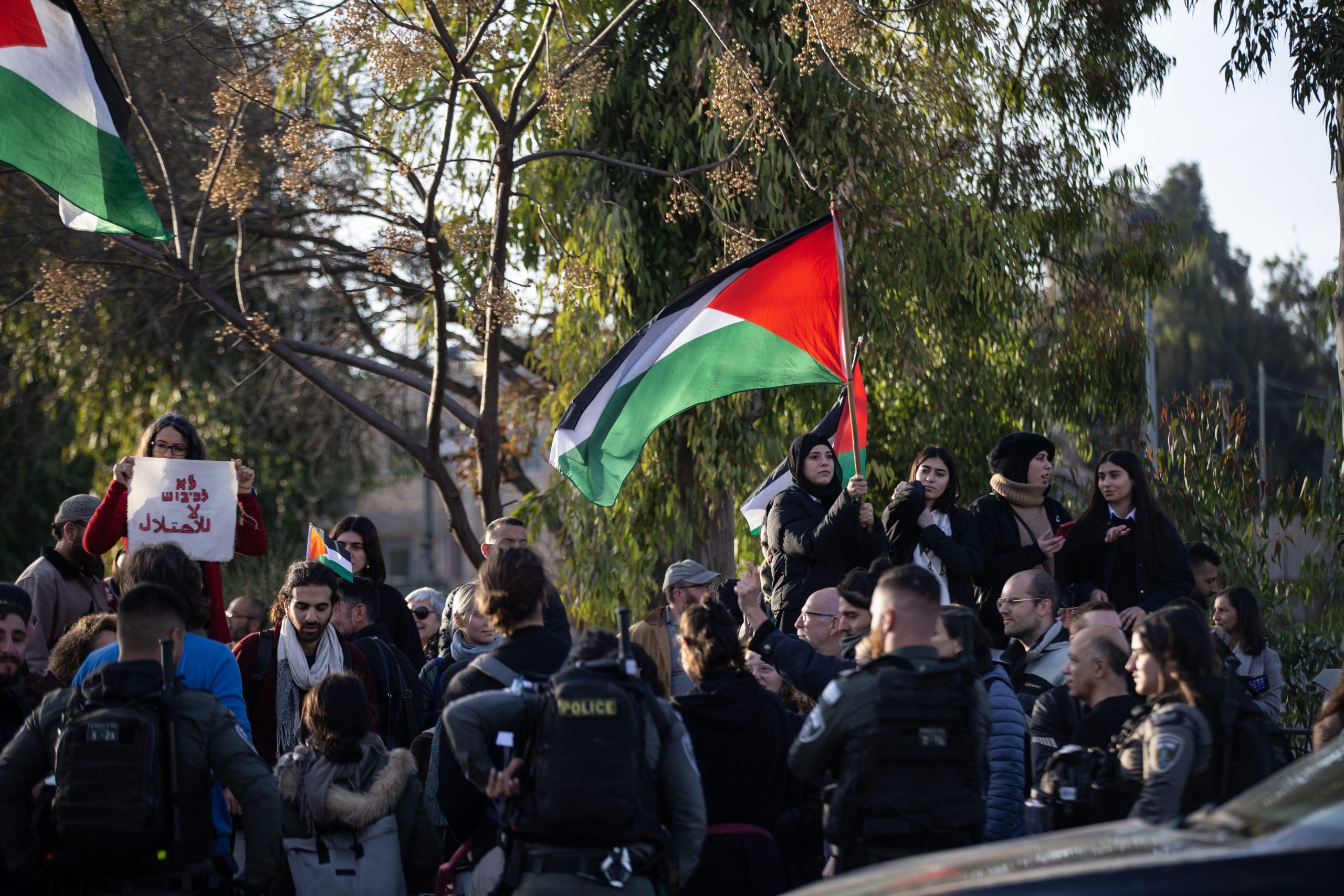 فلسطينيون يتحدَّون قرار الوزير “بن غفير”.. تظاهروا بـ”الشيخ جراح” ورفعوا أعلام فلسطين (فيديو)