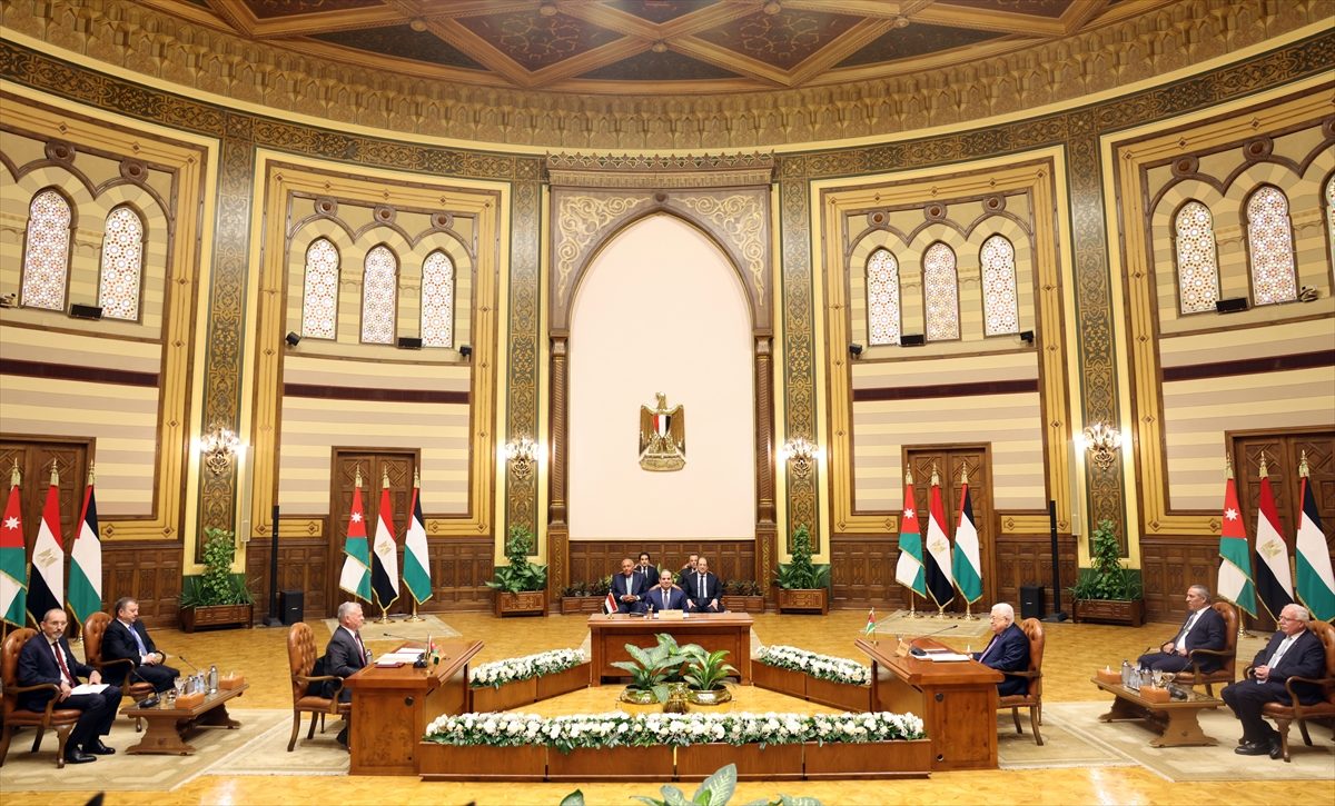 البيان الختامي للقمة الثلاثية في القاهرة.. دعا إسرائيل للتوقف عن إجراءات “لا شرعية” بالضفة واحترام القدس