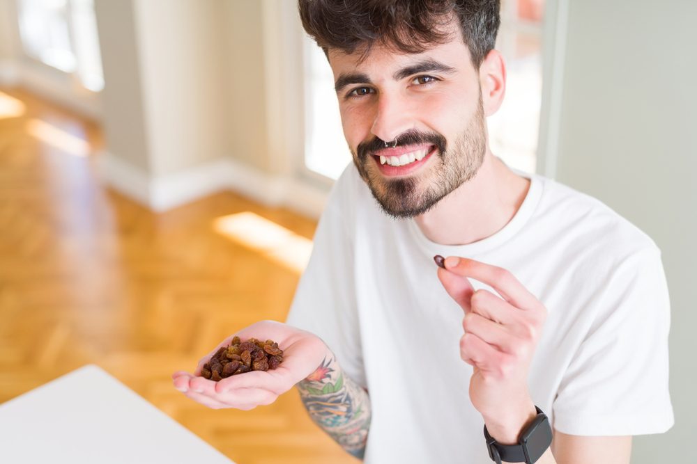 نصف كوبٍ من الزبيب يحتوي على 17% من حاجة الرجال اليومية إلى الحديد/ Shutterstock