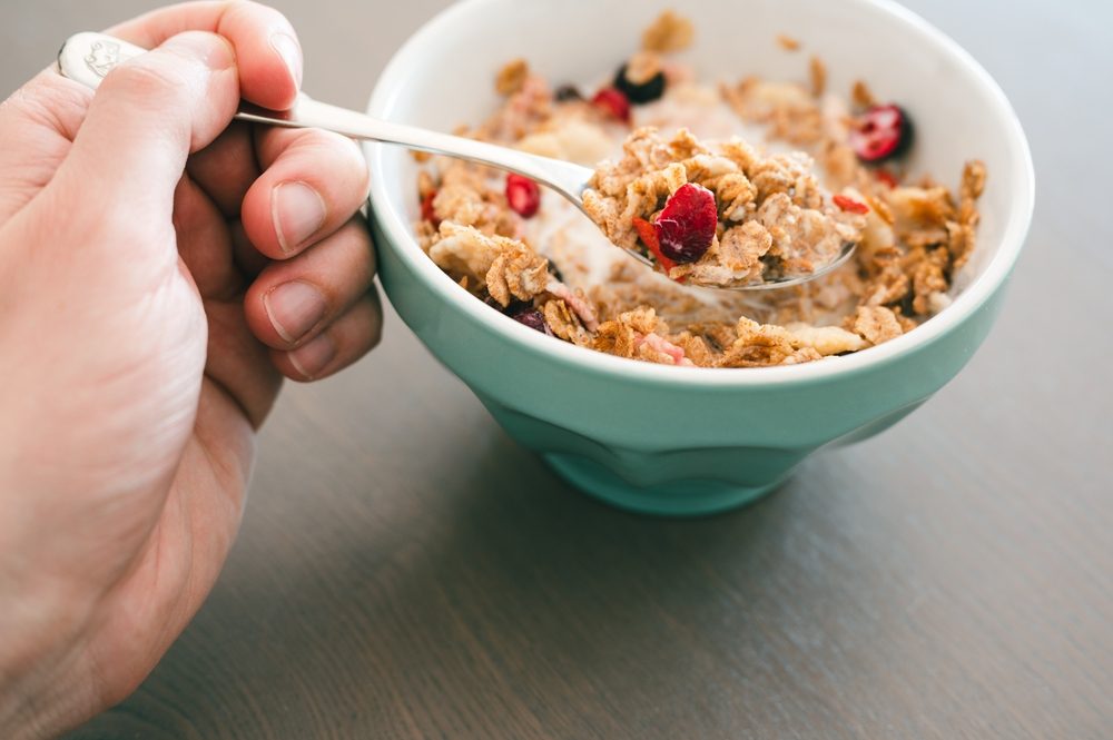 يمكن تناول الزبيب نيئاً كوجبة خفيفة، كما يمكن إضافته إلى بعض المأكولات/ Shutterstock