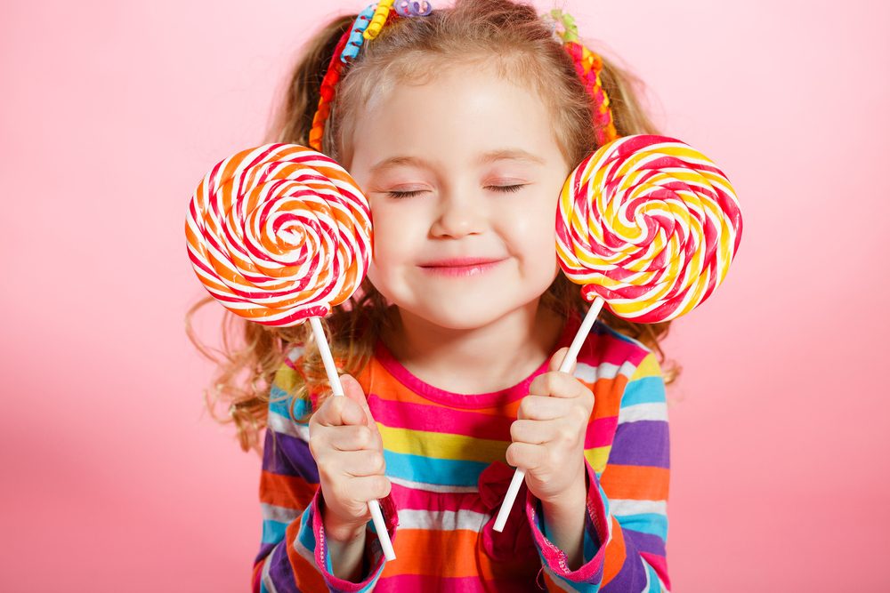 يلجأ الأطفال إلى الابتزاز العاطفي للحصول على السكريات/ Shutterstock