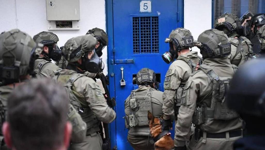 قوات الاحتلال أمام أقسام سجون الأسرى الفلسطينيين أرشيفية/