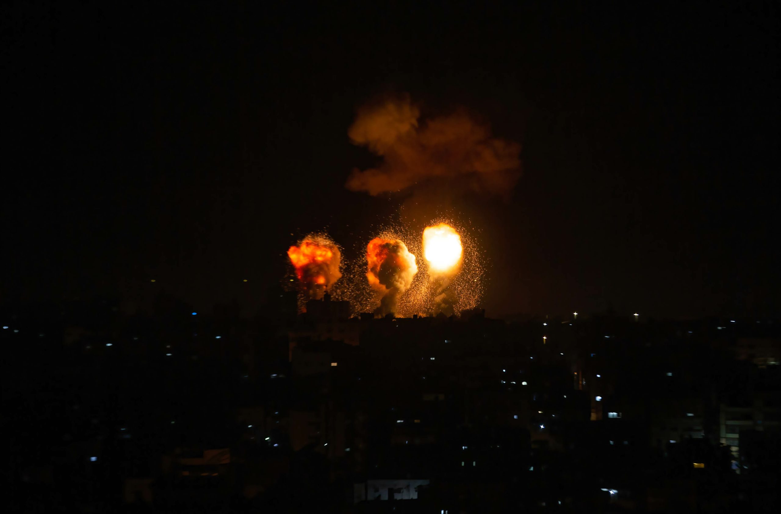الاحتلال الإسرائيلي يشن باستمرار غارات ضد المقاومة الفلسطينية في قطاع غزة - رويترز