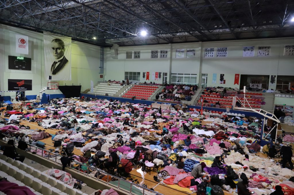 صالة رياضية تحولت إلى مأوى للمتضررين من زلزال تركيا (رويترز)