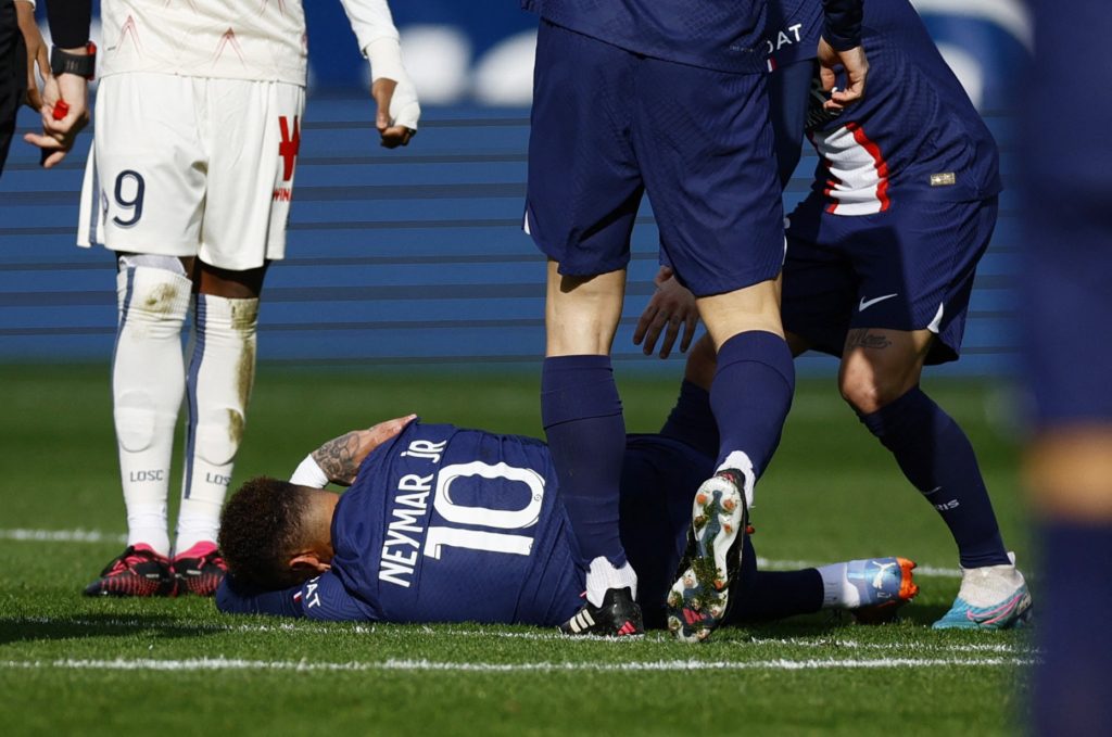 إصابة نيمار في مباراة باريس سان جيرمان وليل (رويترز)