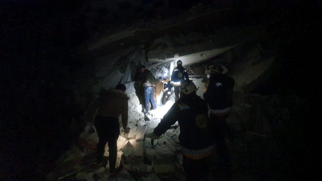 آثار الدمار وعمليات الإنقاذ في منطقة جنديرس شمال غرب سوريا