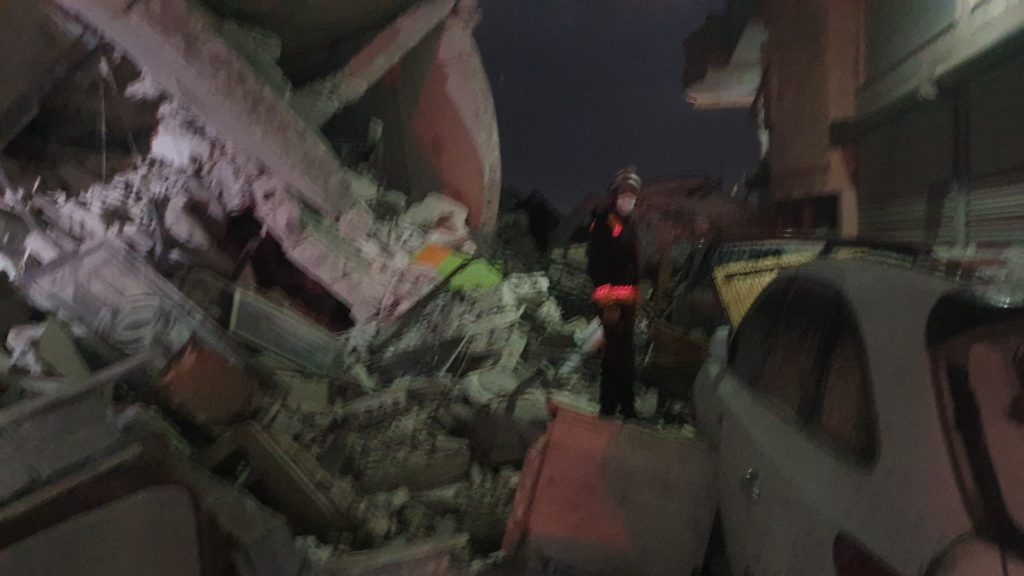 آثار الدمار وعمليات الإنقاذ في منطقة جنديرس شمال غرب سوريا