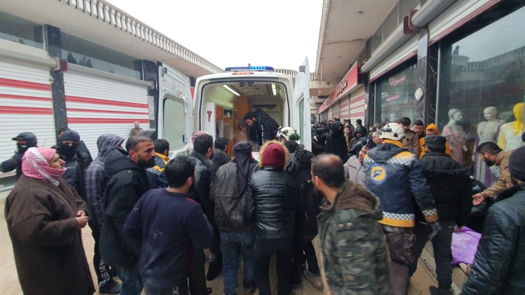 آثار الدمار وعمليات الإنقاذ في منطقة جنديرس شمال غرب سوريا