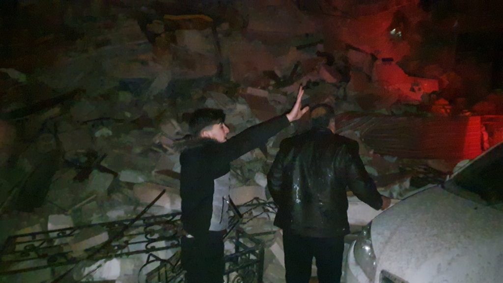 آثار الدمار وعمليات الإنقاذ في منطقة جنديرس شمال غرب سوريا