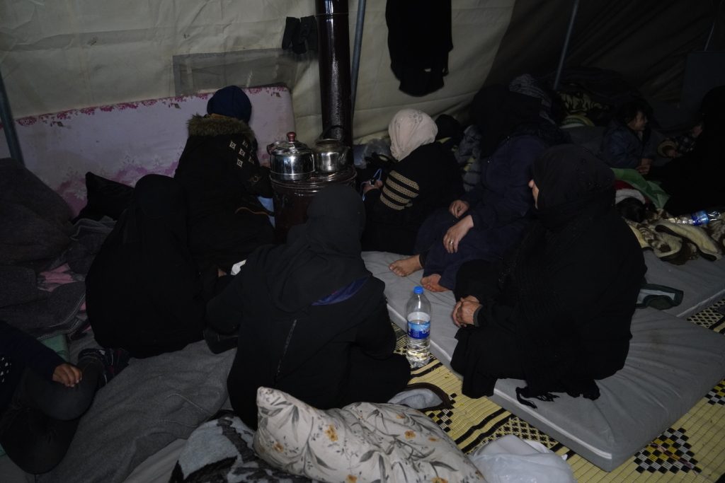 أوضاع إنسانية صعبة بعد الزلزال في مناطق الشمال السوري - خاص عربي بوست