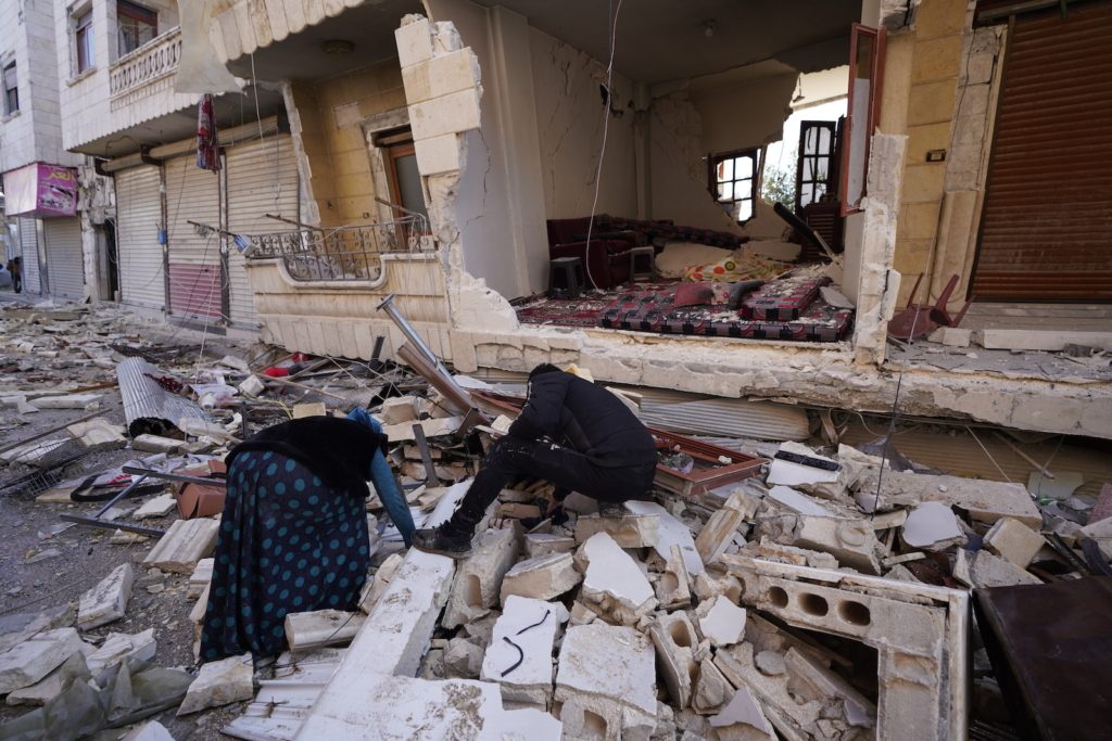 أوضاع إنسانية صعبة بعد الزلزال في مناطق الشمال السوري - خاص عربي بوست